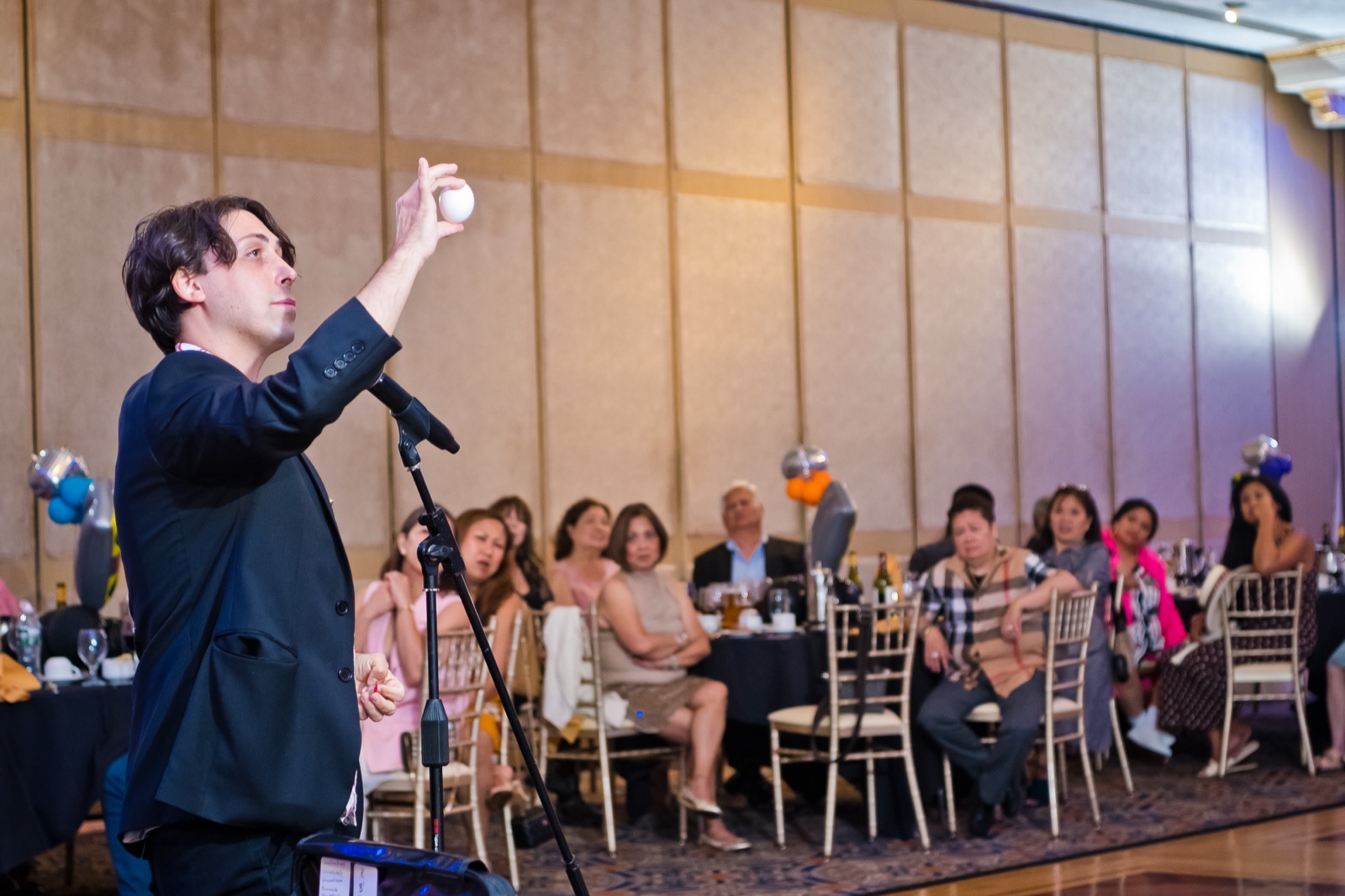 Ethan Smith performing magic — photo 4